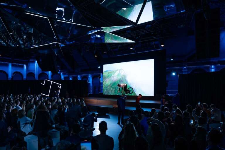 Présentation de produit sur grand écran dans une salle de spectacle, avec une scénographie immersive