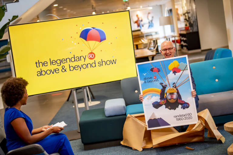 Surprise presentation of an employee celebrated for Randstad’s 60th anniversary.